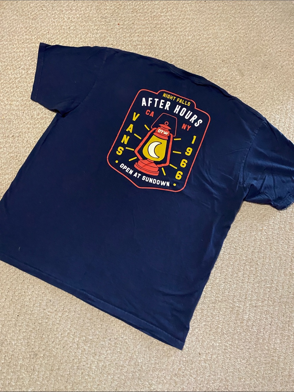 Vans Rare print men’s size XL Navy Tee shirt w/ Small “stay lit” Cres